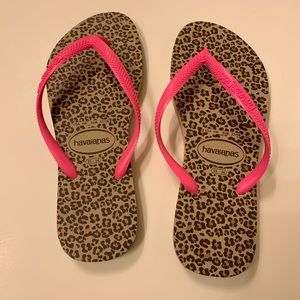 NWOT Leopard/ cheetah Havaianas Slim flip flops